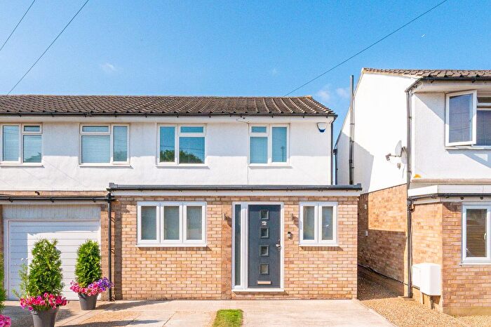 4 Bedroom Semi-Detached House For Sale In Dinsdale Gardens, Selhurst, London, SE25