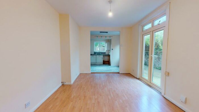 2 Bedroom Flat To Rent In St Leonard's Road, Hove, BN3