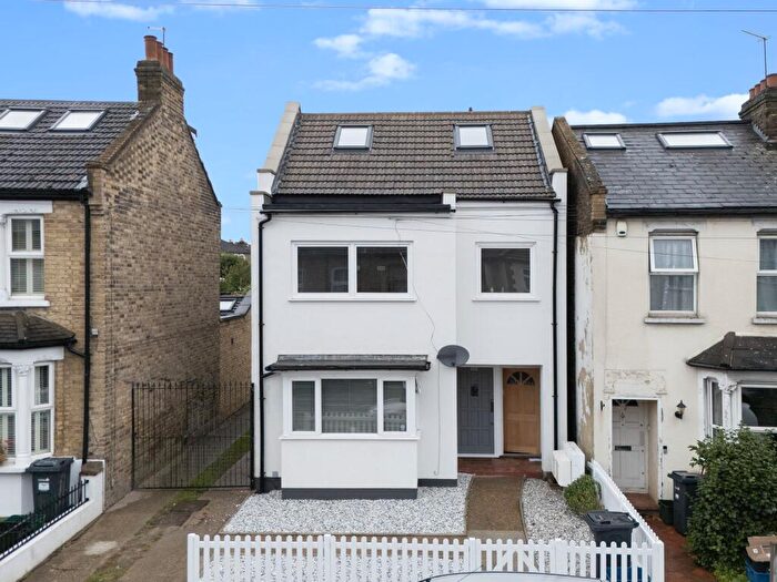 2 Bedroom Flat For Sale In Maybank Road, South Woodford, E18