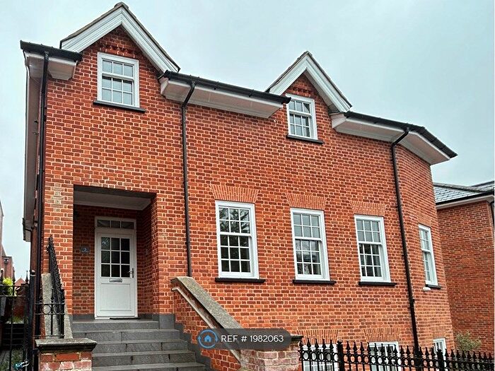 3 Bedroom Flat To Rent In Thompsons Close, Harpenden, AL5