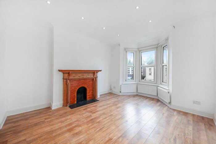 3 Bedroom Flat To Rent In Huddlestone Road, Willesden Green, NW2