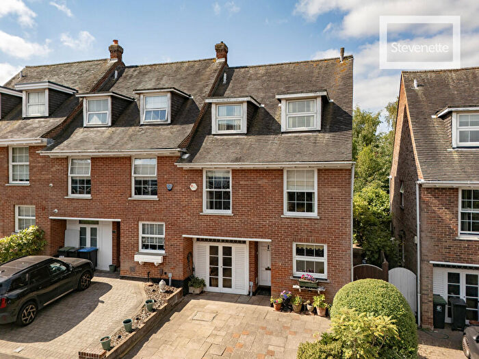 4 Bedroom End Of Terrace House For Sale In Theydon Grove, Epping, CM16