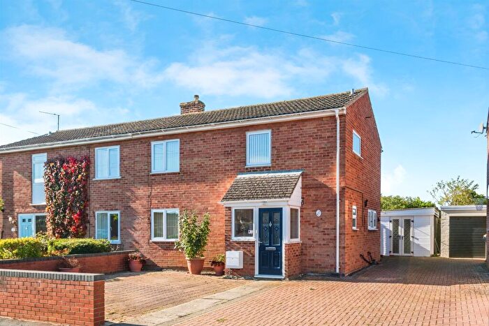 3 Bedroom Semi-Detached House For Sale In Ashfield Road, Carterton, OX18