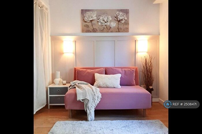 2 Bedroom Flat To Rent In Range Road, Manchester, M16