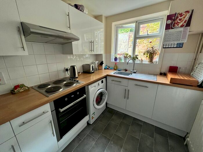 1 Bedroom Flat To Rent In Alexandra Road, Epsom, KT17