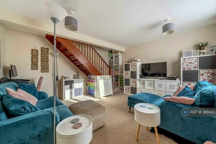 2 Bedroom End Of Terrace House To Rent In Cumberland Way, Wokingham, RG41