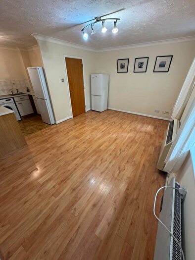 2 Bedroom Flat To Rent In Barons Court, LU2