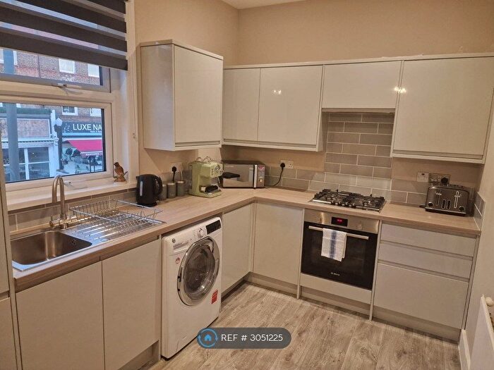 2 Bedroom Flat To Rent In Garratt Lane, London, SW18