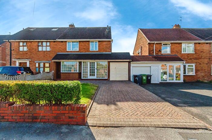 3 Bedroom Semi-detached House For Sale In Queens Road, Walsall, West Midlands, WS4