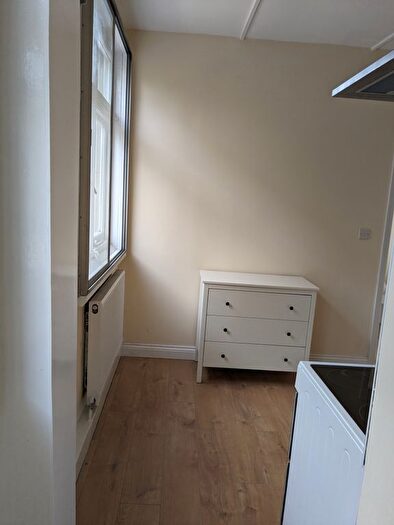 1 Bedroom Terraced House To Rent In Hammersmith Road, London, W14