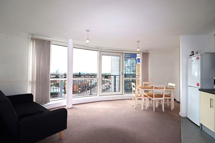 1 Bedroom Flat To Rent In Royal Crescent, Ilford, IG2