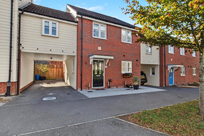 4 Bedroom Link Detached House For Sale In Le Noke Avenue, Noak Hill, Romford, RM3