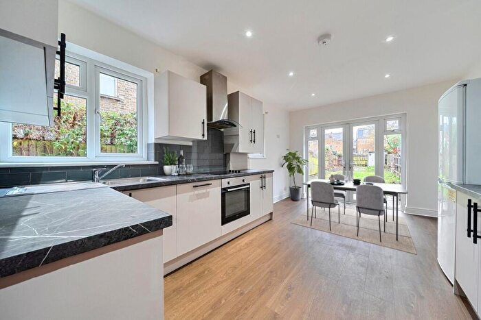 4 Bedroom House To Rent In Elmers End Road, Penge, SE20