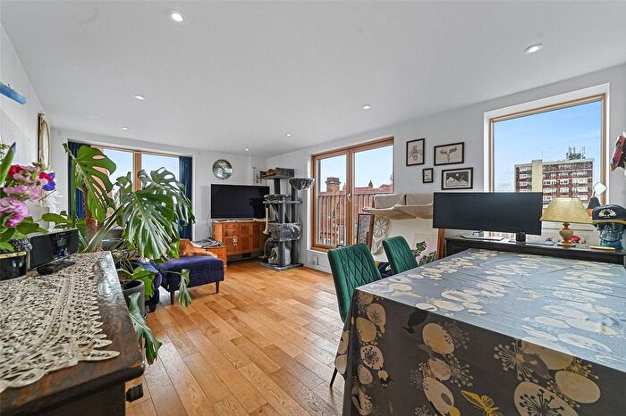 2 Bedroom Flat For Sale In Mylne Apartments, Barretts Grove, London, N16