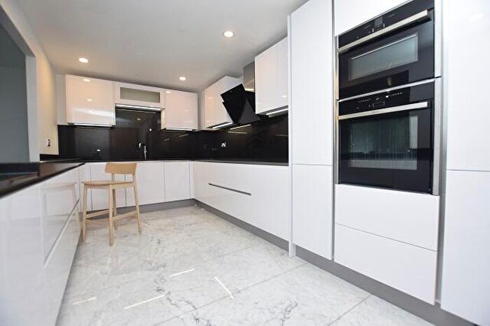 3 Bedroom Apartment To Rent In Royal Plaza, Westfield Terrace, S1