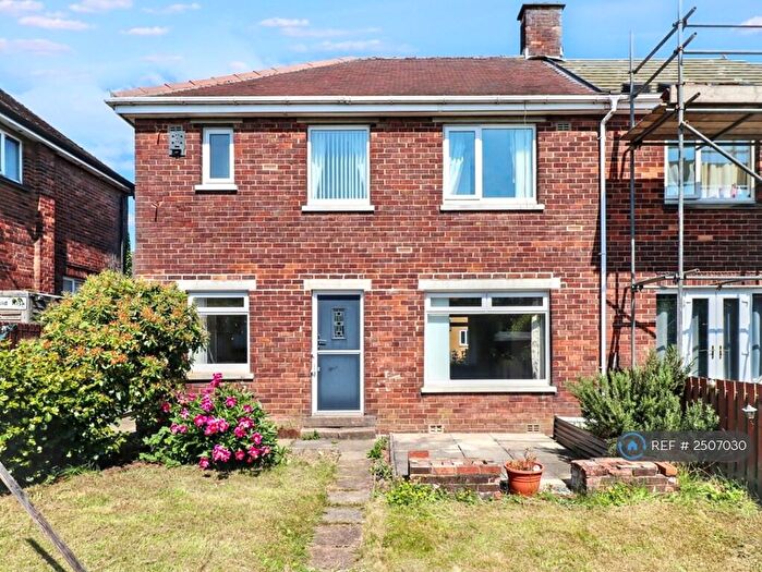 3 Bedroom Semi-Detached House To Rent In Kelmore Grove, Bradford, BD6