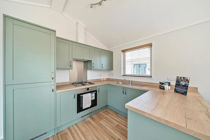 2 Bedroom Park Home For Sale In Milford-On-Sea, Hampshire, SO41