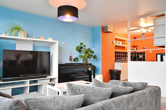 2 Bedroom Maisonette For Sale In Distillery Walk, Brentford, TW8
