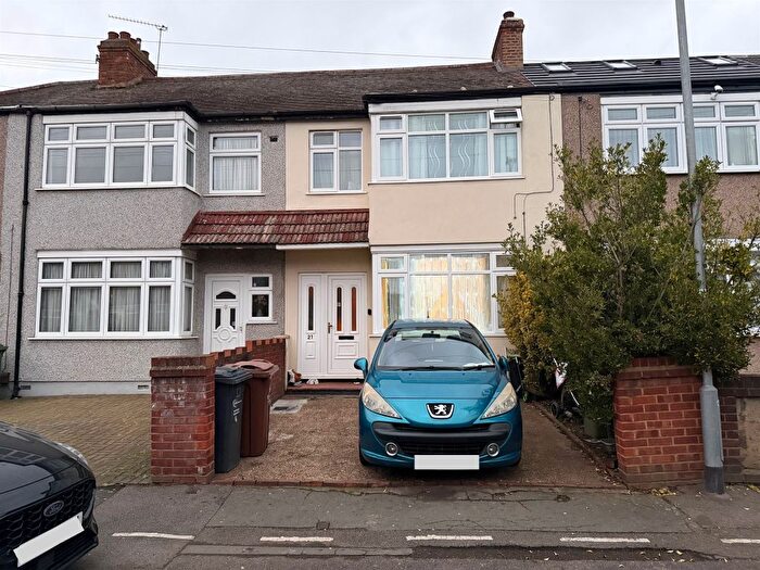 3 Bedroom Terraced House For Sale In Albert Road, Dagenham, RM8