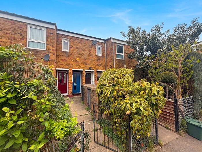 2 Bedroom Flat For Sale In Juniper Way, Hayes, UB3