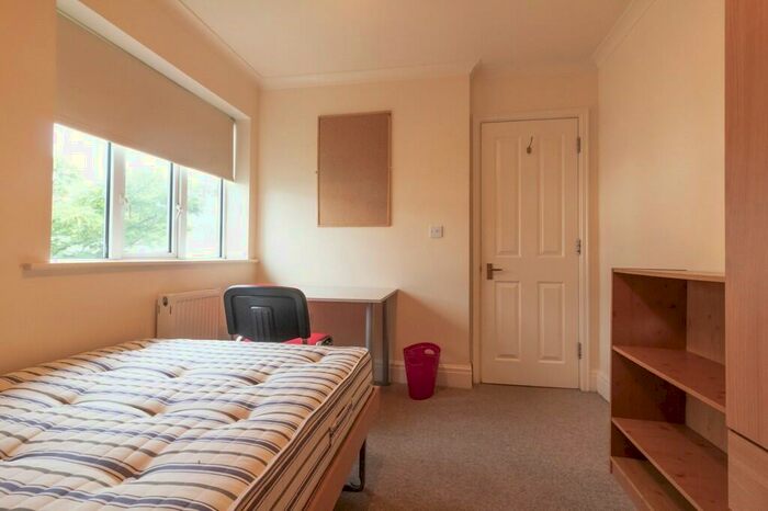 7 Bedroom Semi-Detached House To Rent In Lincoln Road, Guildford, GU2