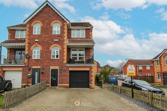 4 Bedroom Semi-Detached House For Sale In Windsor View, New Rossington, Doncaster, DN11