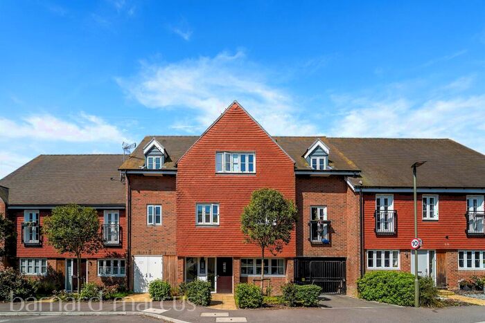 2 Bedroom Apartment To Rent In Dover Road, Tadworth, KT20