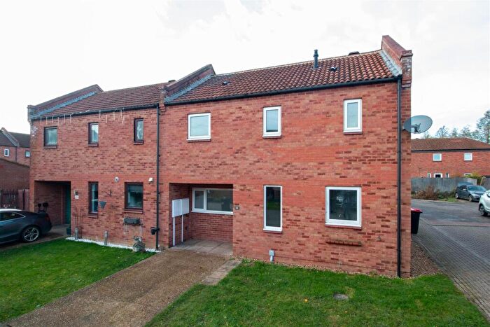 3 Bedroom End Of Terrace House To Rent In Smeaton Close, Blakelands, Milton Keynes, MK14