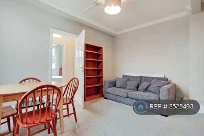 2 Bedroom Maisonette To Rent In Exning Road, Canning Town, E16