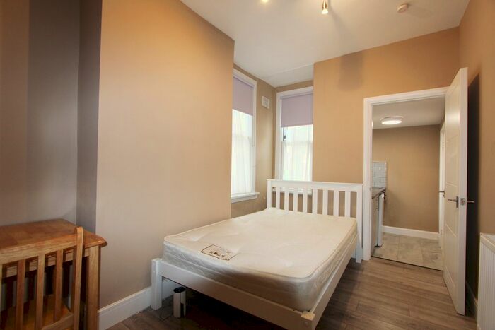 Studio To Rent In Hallswelle Road, London, NW11