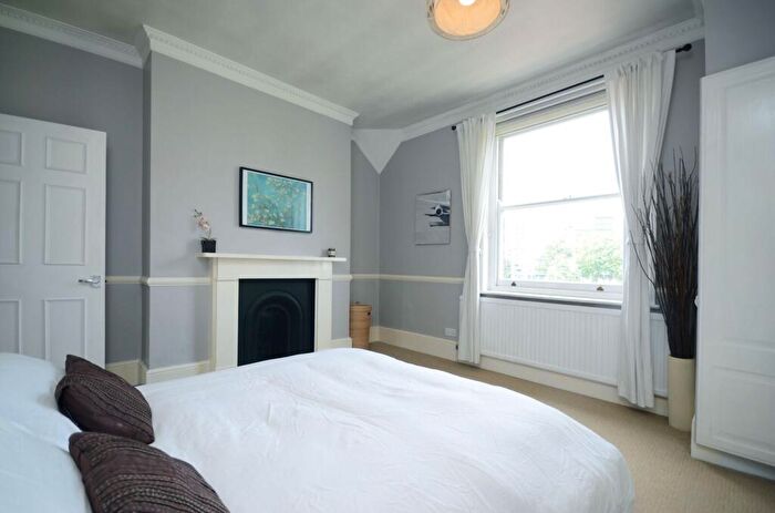 2 Bedroom Flat To Rent In St Saviours Court, Tower Hamlets, London, E14