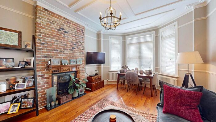 1 Bedroom Semi Detached House To Rent In Dollis Park, Finchley, N3