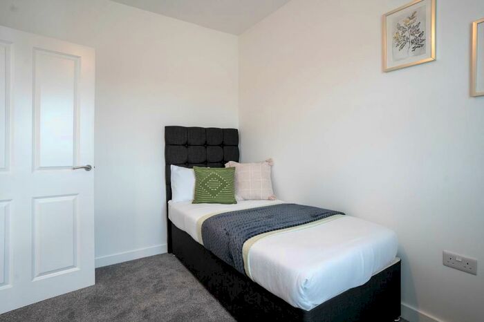 3 Bedroom Semi-Detached House For Sale In Springfield Lane, Warwick, Warwickshire, CV34