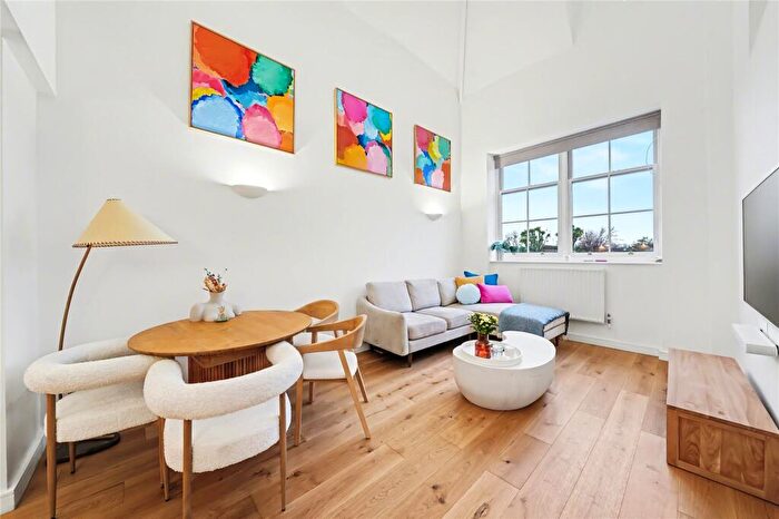 2 Bedroom Apartment For Sale In Ecclesbourne Road, London, N1