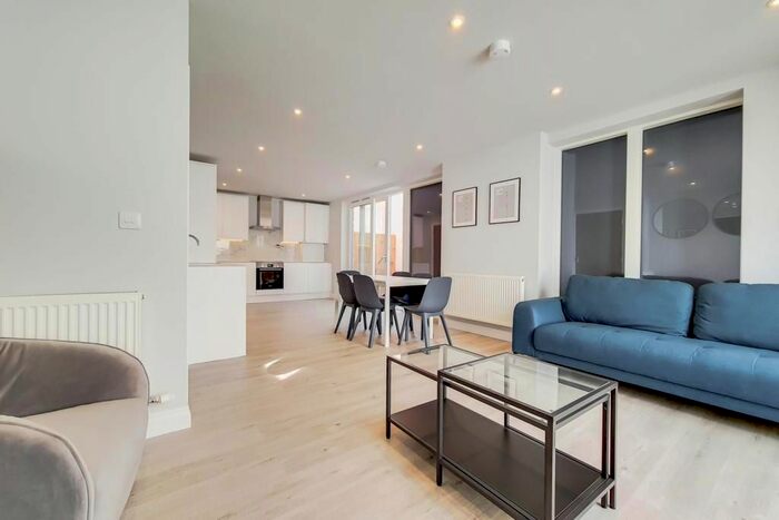 4 Bedroom Town House To Rent In Wells Walk, London E7