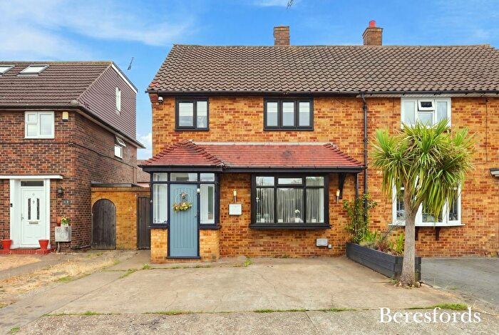 3 Bedroom Semi Detached House For Sale In Daiglen Drive, South Ockendon, RM15