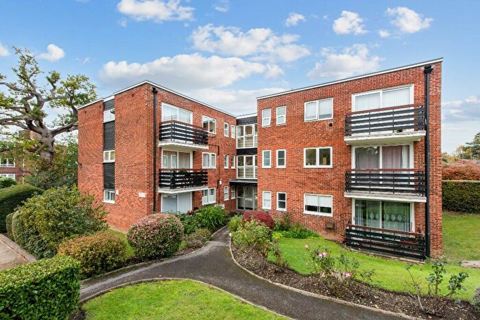 2 Bedroom Flat For Sale In Parkmore Close, Woodford Green, Essex, IG8