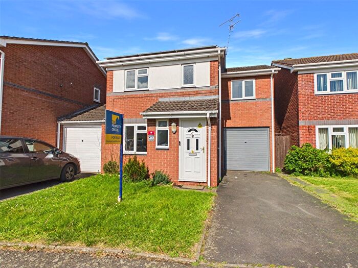 4 Bedroom Link Detached House For Sale In Chelmsford Drive, Worcester, Worcestershire, WR5