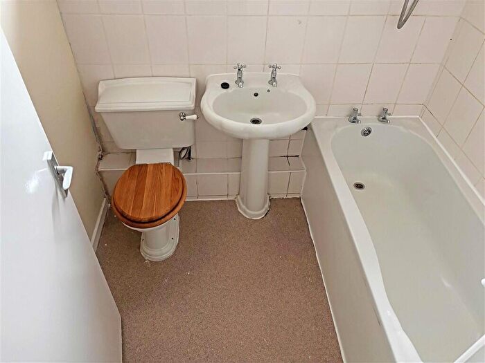 2 Bedroom Flat For Sale In Glebe Close, Great Wakering, Southend-On-Sea, SS3