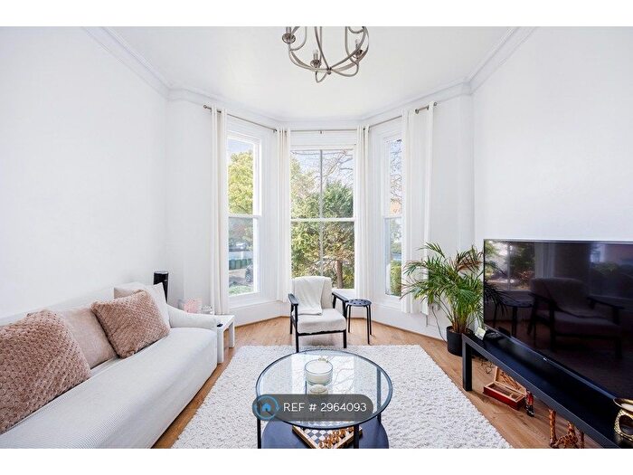 2 Bedroom Flat To Rent In Hervey Road, London, SE3