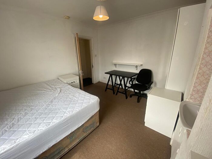 5 Bedroom House To Rent In Middle Street, SO14
