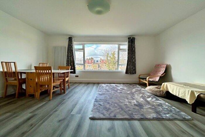 2 Bedroom Flat To Rent In Horn Lane, Woodford Green, IG8