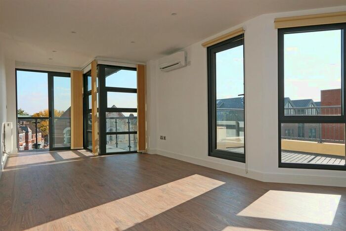 2 Bedroom Flat To Rent In Tooting High Street, Tooting, Tooting, SW17