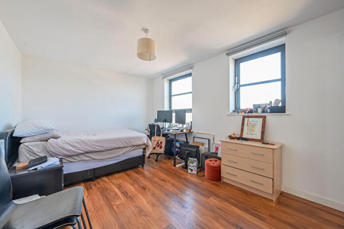 2 Bedroom Flat For Sale In Commercial Road, Limehouse, London, E14