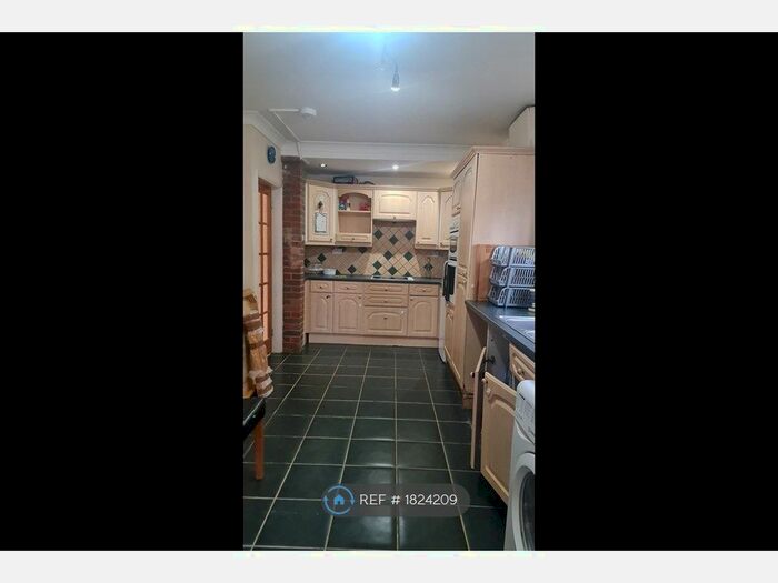 3 Bedroom Semi-Detached House To Rent In Mickleham Rd, Bromley, BR5