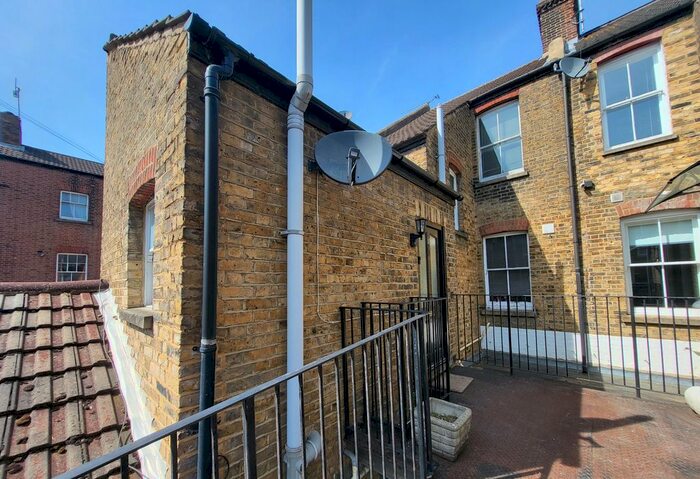 2 Bedroom Flat To Rent In St. Bartholomews Terrace, Rochester, ME1