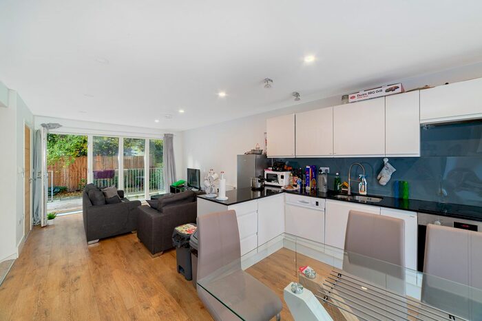 4 Bedroom Flat To Rent In Kings Avenue, London, SW4