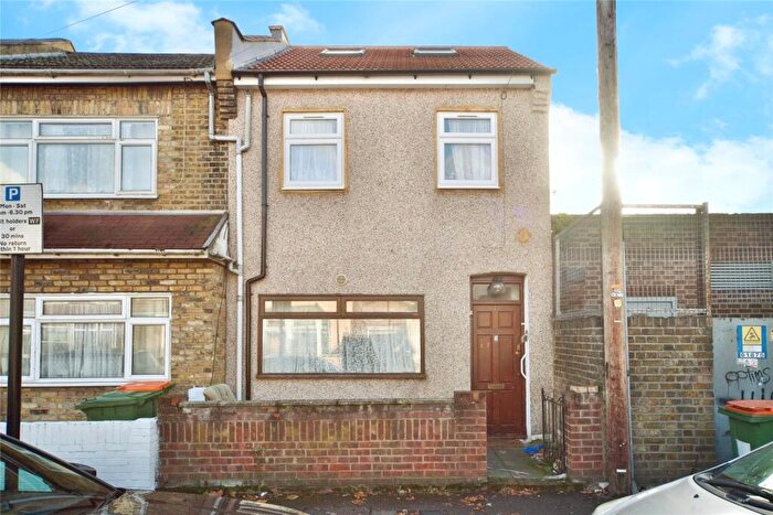 1 Bedroom Maisonette For Sale In Stamford Road, East Ham, London, E6