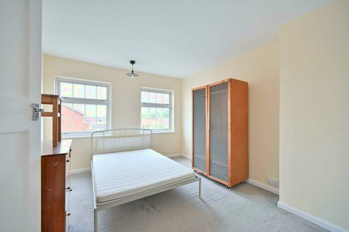 3 Bedroom Flat To Rent In Burwood Close, Tolworth, Surbiton, KT6