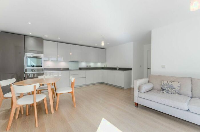 2 Bedroom Flat To Rent In Roehampton Lane, Roehampton, London, SW15